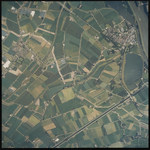 2000-334 Verticale luchtopname van het voormalige eiland Voorne met rechtsboven het dorp Zwartewaal en rechts daarnaast ...
