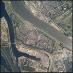2000-335 Verticale luchtopname van Maassluis (bovenaan), de Nieuwe Waterweg en Rozenburg (midden). Links het ...