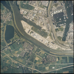 2000-337 Verticale luchtopname van Rotterdam, met rechtsboven het Botlekgebied met de Sint-Laurenshaven (boven) en de ...