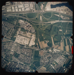 2000-342 Verticale luchtopname van Rotterdam, met bovenaan het knooppunt Benelux (Beneluxplein) van de A 15, en rechts ...
