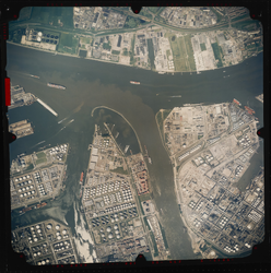 2000-346 Verticale luchtopname van Rotterdam met bovenaan Vlaardingen, en de Nieuwe Waterweg (het Scheur), in het ...
