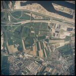 2000-349 Verticale luchtopname van Rotterdam met het Knooppunt Benelux (Beneluxplein) van de A 4 en de A 15, ...