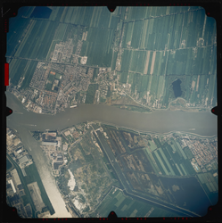 2000-358 Verticale luchtopname van Krimpen aan den Lek met daaronder de Lek, en rechts de Lekdijk en Nieuw-Lekkerland. ...
