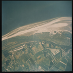 2000-362 Verticale luchtopname van het strand en de duinen op het eiland Goeree-Overflakkee, met bovenaan de Noordzee, ...