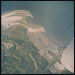 2000-363 Verticale luchtopname van de Noord Pampus met het strand en de duinen op het eiland Goeree-Overflakkee. ...