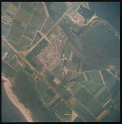 2000-365 Verticale luchtopname van de Deltageul, met bovenaan het Zuiderdiep, en in het midden Stellendam. Bovenaan de ...