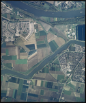 2000-377 Verticale luchtopname van Spijkenisse (linksboven) en Oud-Beijerland (rechts), met middendoor het Spui ...