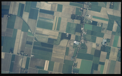 2000-379 Verticale luchtopname van Zinkweg in Oud-Beijerland, met bebouwing, en omringd door weilanden. Het dorp ligt ...