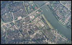 2000-380 Verticale luchtopname van Spijkenisse met in het midden van links naar rechts de Groene Kruisweg (N 218) en ...