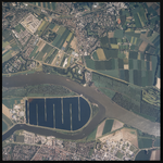 2000-385 Verticale luchtopname van de Berenplaat (waterzuivering), met daaronder het Spui (rivier) en Oud-Beijerland. ...