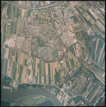2000-390 Verticale luchtopname van Barendrecht, met bovenaan de snelweg A 15, rechts naar onderen de NS Spoorlijn over ...