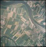 2000-392 Verticale luchtopname van het dorp Puttershoek (rechtsonder), met rechts de Oude Maas. In het midden links het ...
