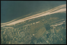 2000-404 Verticale luchtopname van het strand en de duinen bij Ouddorp, verschillende recreatiegebieden en bovenaan de ...