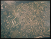 2000-405 Verticale luchtopname van Ouddorp, met bovenaan links het Grevelingenmeer en het eiland Markenje. Links ...