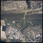 2004-1031 Verticale luchtopname van het haven- en industriegebied de Botlek in Rotterdam, met bovenaan een gedeelte van ...