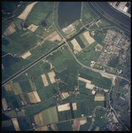 2004-1033 Verticale luchtopname van de Gemeente Bernisse, met in het midden van links naar rechts het Kanaal door ...