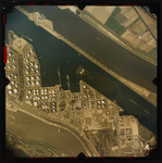 2004-1048 Verticale luchtopname van het industriegebied Europoort in Rotterdam, met in het midden de 5e Petroleumhaven ...
