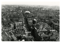 III-148-03-1 Overzicht vanaf de Sint-Laurenskerk van de Kaasmarkt met rechts op de voorgrond het oude stadhuis, bij de ...
