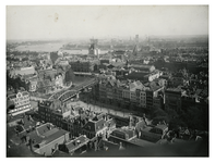 III-156-01-3 Overzicht vanaf de Sint-Laurenskerk van het Moriaansplein (links) en de Grote Markt, in het midden de ...