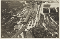III-168-03-23 Luchtopname van het emplacement van het station Delftse Poort (D.P.) bij het Stationsplein, en rechts de ...