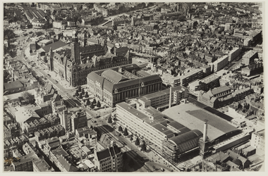 III-168-03-4 Luchtfoto van de Coolsingel ter hoogte van het nieuwe Beursgebouw, en verderop het Postkantoor en het ...