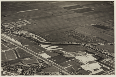 III-308-5 Luchtfoto van de wijk Kleinpolder in aanbouw in Overschie, ten oosten van de Rijksweg 13 (A 13). In het ...