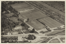 III-310-1 Luchtfoto van het einde van de Honingerdijk, met het sportterrein Woudestein. Links het Trompenburg & ...