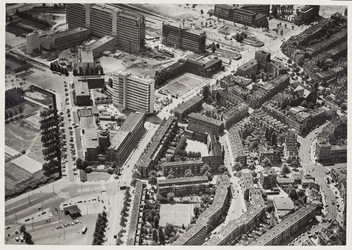III-519 Luchtopname van gedeelte van het westelijk stadsdeel met links de Wytemaweg met het gebouw van Unilever en het ...