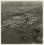 III-539-2 Luchtfoto van Overschie en omgeving, met op de voorgrond de Schiedamse Schie, en rechts naar achteren de ...