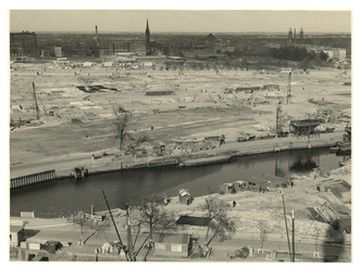 IV-339-2 Overzicht van het terrein tussen de Spaansekade en de Goudsesingel, met in het midden de Nieuwehaven. Op de ...