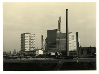 IV-340-3 Het Erasmushuis en de Bijenkorf, gezien vanaf het bouwterrein van het Rotterdamsch Nieuwsblad, op de hoek van ...