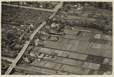 IX-1029-02-2 Luchtfoto van de 's-Gravenweg, met tuinen en bedrijfspanden. Op de achtergrond links de Laan van ...