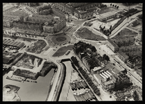 IX-2266-75 Luchtfoto van het Oostplein en omgeving, met op op de voorgrond van links naar rechts het afgedamde ...