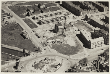 IX-2912-00-01 Luchtfoto van de Slaak en omgeving met het gebouw van het dagblad Het Vrije Volk in aanbouw, op de ...