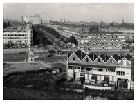 IX-738-08-2 Overzicht vanaf het Verzamelgebouw Zuid aan de Strevelsweg van de Dordtselaan, met rechts de wijk Bloemhof ...