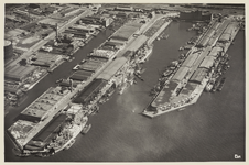 VII-233-08 Luchtfoto van de Lekhaven, met links de Keilehaven en rechts de IJsselhaven met veel bedrijfspanden. Uiterst ...