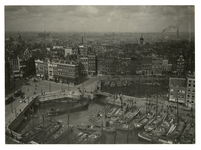 VII-438 Overzicht vanaf het Witte Huis van de Oudehaven vol met schepen, met rechts de Nieuwehaven met op de voorgrond ...