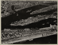 VII-460-26-01 Luchtopname van de Rijnhaven met op het Koninginnenhoofd (links) het Holland-Amerika-Lijngebouw, en op de ...