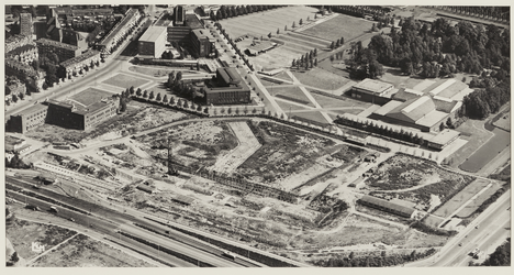 XIX-19-17 Luchtopname van het stadsdeel Dijkzigt met het bouwterrein voor het Academisch ziekenhuis (Dijkzigt ...