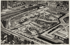 XIX-19-18 Luchtopname van het stadsdeel Dijkzigt met het bouwterrein voor het Academisch ziekenhuis, op de voorgrond ...