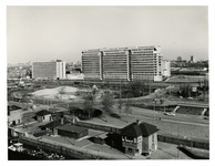 XIX-19-67 Overzicht van de omgeving van het Dijkzigt Ziekenhuis (midden) aan de 's-Gravendijkwal en omgeving. Op de ...