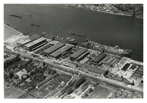 XV-171-07-1 Luchtopname van de fabrieksgebouwen van het scheepsinstallatiebedrijf Nederland aan de Oostdijk in Oud ...