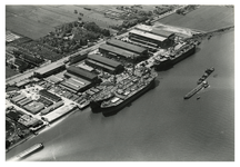 XV-171-07-2 Luchtopname van het scheepsinstallatiebedrijf Nederland aan de Oostdijk in Oud IJsselmonde, met aan de kade ...