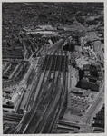 XVII-19-123a_1 Luchtopname van de sporen van het Centraal station, met rechts het Groothandelsgebouw aan het Weena, en ...