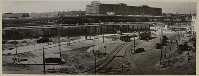 XVII-19-78 Overzicht van de noordelijke ingang van het nieuwgebouwde Centraal station. Op de voorgrond werkzaamheden ...
