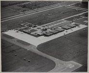 XVII-76-31 Luchtopname van het vliegveld Zestienhoven, met op de voorgrond een gedeelte van de landingsbaan, verderop ...