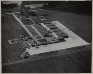 XVII-76-31_1 Luchtopname van het vliegveld Zestienhoven, met op de voorgrond een gedeelte van de landingsbaan, en ...