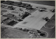 XVII-76-37 Luchtopname van het platvorm van het vliegveld Zestienhoven, met rechts enkele vliegtuigen, en links de ...
