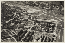 XXVII-8-01 Luchtfoto van de Algemene Begraafplaats Crooswijk aan de Crooswijksebocht 30 (tot 1948: Crooswijk), en ...