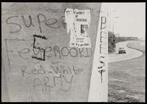 1978-3216 Opschrift op een pijler van het treinviaduct over de Horvathweg: super feijenoord, red-white army. Rechts ...